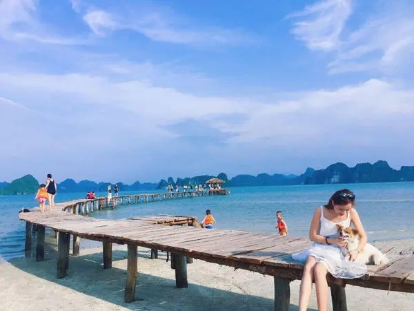 Bãi Dài là một trong những bãi biển đẹp nhất Vân Đồn với bờ cát trắng mịn và làn nước trong xanh.