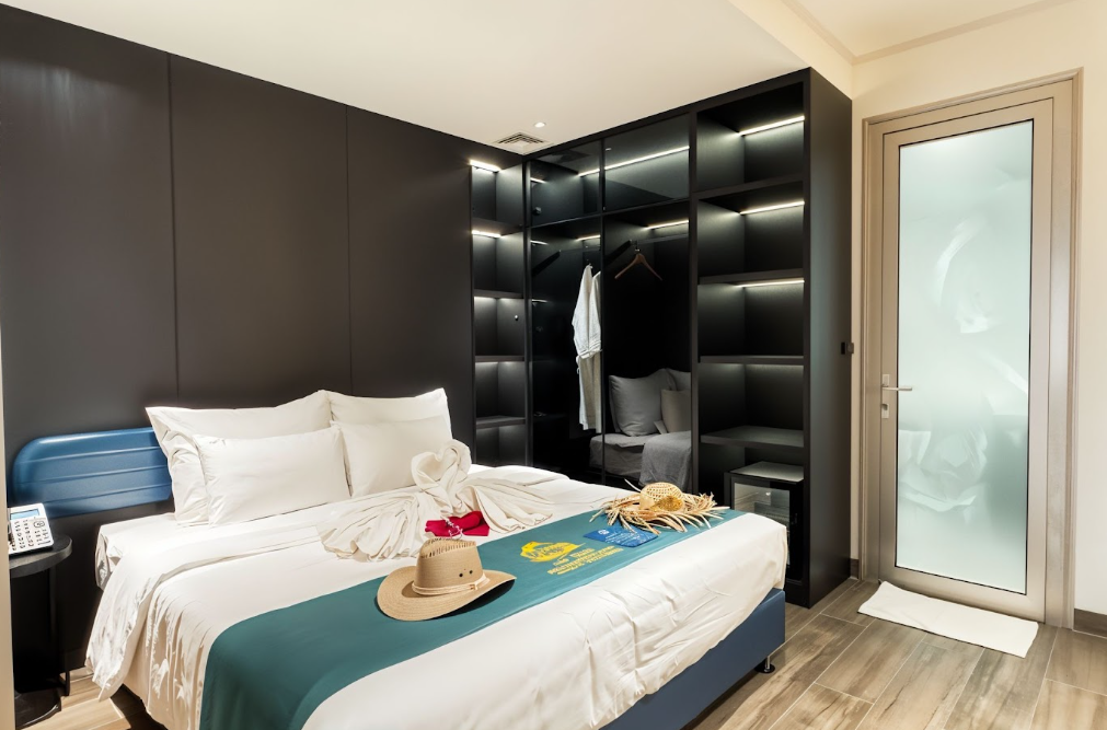 Phòng Suite mang đến không gian nghỉ dưỡng sang trọng với khu vực sinh hoạt và nghỉ ngơi được bố trí riêng biệt.