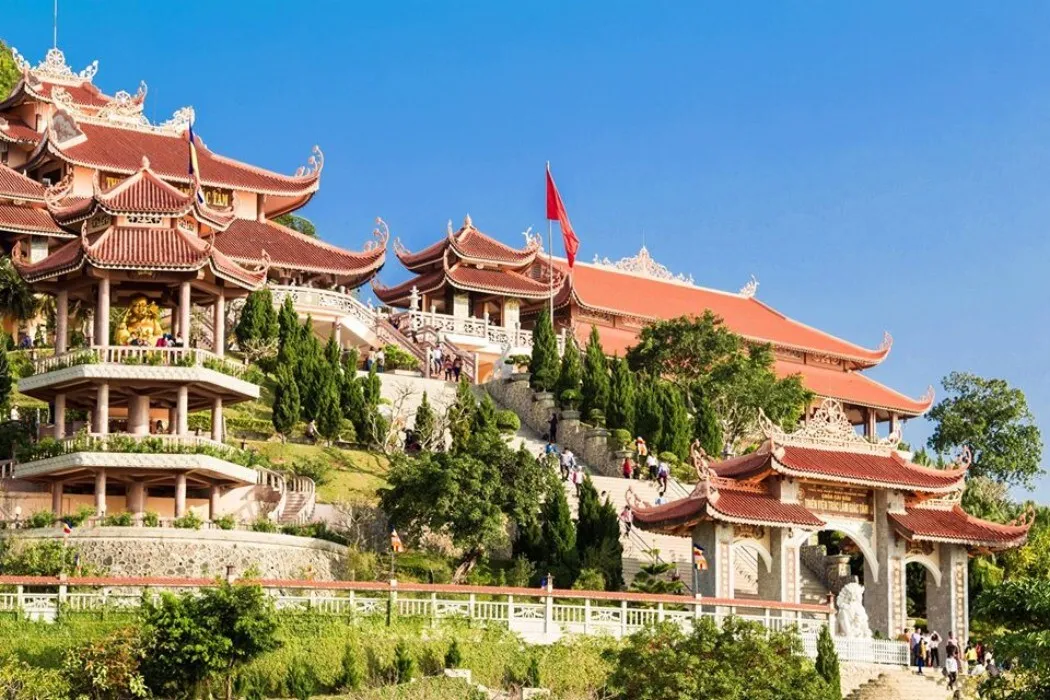 Chùa Cái Bầu là điểm du lịch tâm linh nổi tiếng của Quảng Ninh.