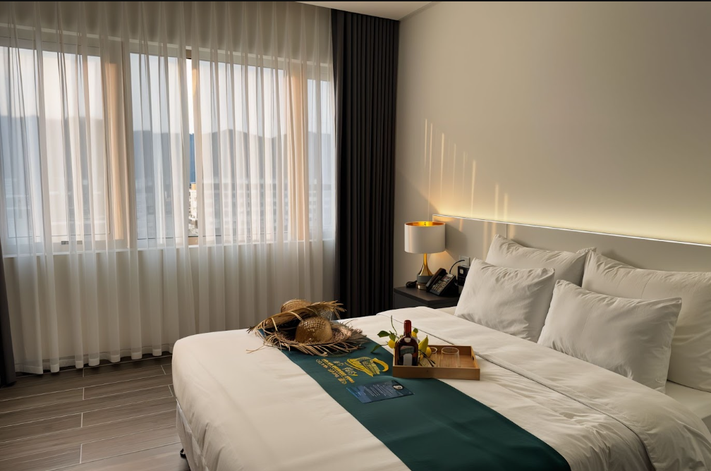 Phòng Deluxe Double mang đến cảm giác thư thái ngay khi bước vào.