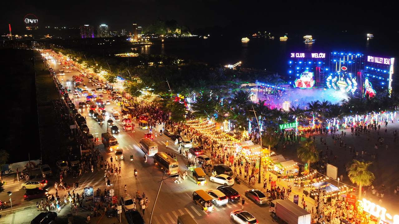 Chợ Đêm Hạ Long là khu chợ sôi động về đêm, tập trung nhiều gian hàng ẩm thực và đồ lưu niệm.
