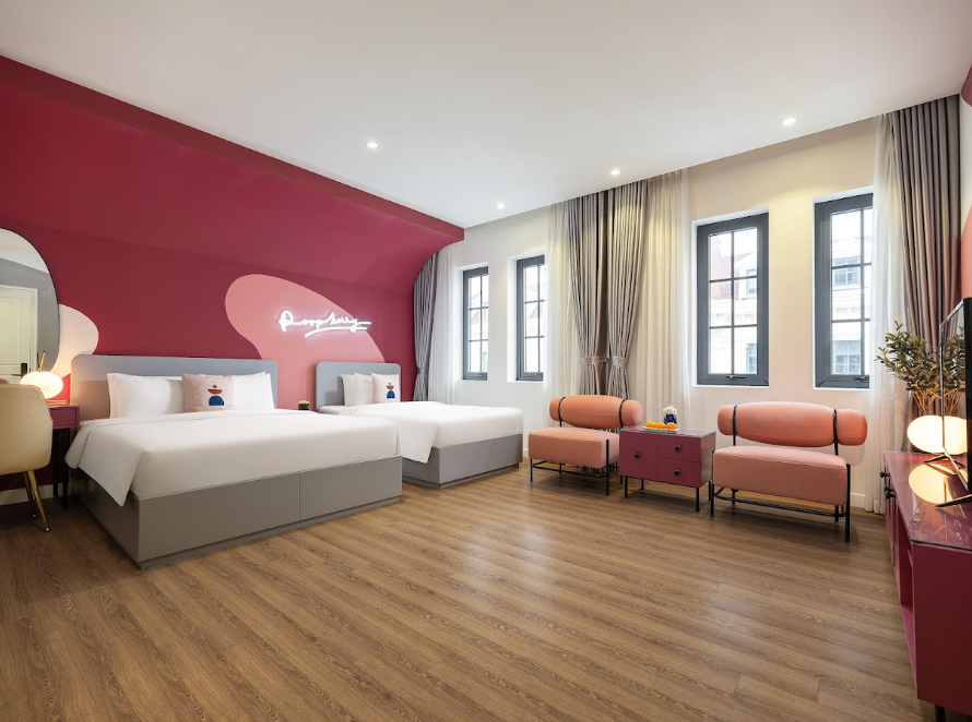 Phòng Deluxe Family Room là hạng phòng dành cho gia đình hoặc nhóm nhỏ, thường có không gian rộng rãi hơn và bố trí nhiều giường để phục vụ từ 3-4 người.