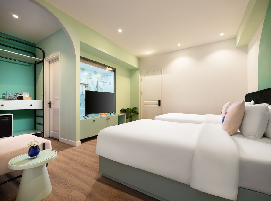 Phòng Deluxe Double or Twin Room là phòng cao cấp hơn Superior với diện tích rộng hơn, nội thất hiện đại và bố trí hợp lý hơn.