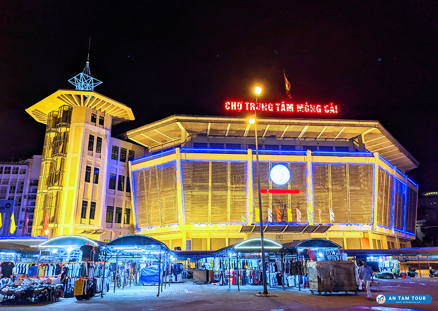 Chợ Trung tâm Móng Cái là địa điểm mua sắm quen thuộc của du khách. 