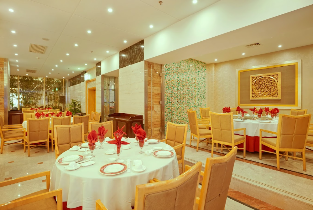 Nhà hàng tại Khách sạn Li Lai International mang đến không gian ẩm thực sang trọng với thực đơn phong phú, đáp ứng khẩu vị của nhiều đối tượng khách hàng.