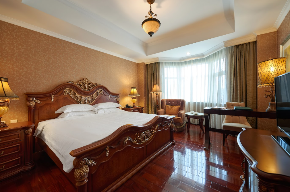 Phòng Tổng Thống nổi bật với phong cách kiến trúc cổ điển quý phái, trang bị giường ngủ cỡ lớn cao cấp cùng sàn gỗ tự nhiên ấm áp. 