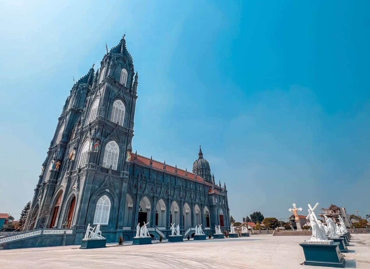 Nhà thờ Trà Cổ là công trình kiến trúc tôn giáo lâu đời mang đậm phong cách Gothic. 