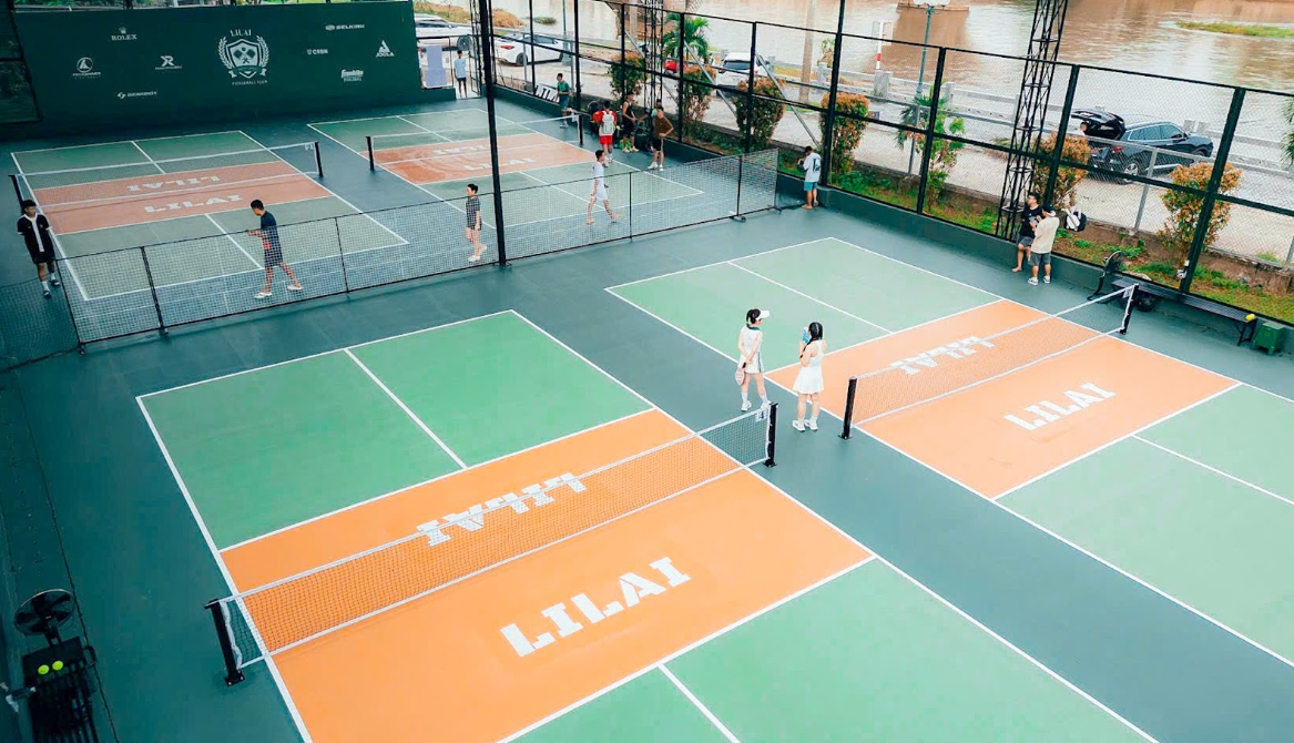 Sân Pickleball là tiện ích thể thao nổi bật dành cho những du khách yêu thích vận động. 