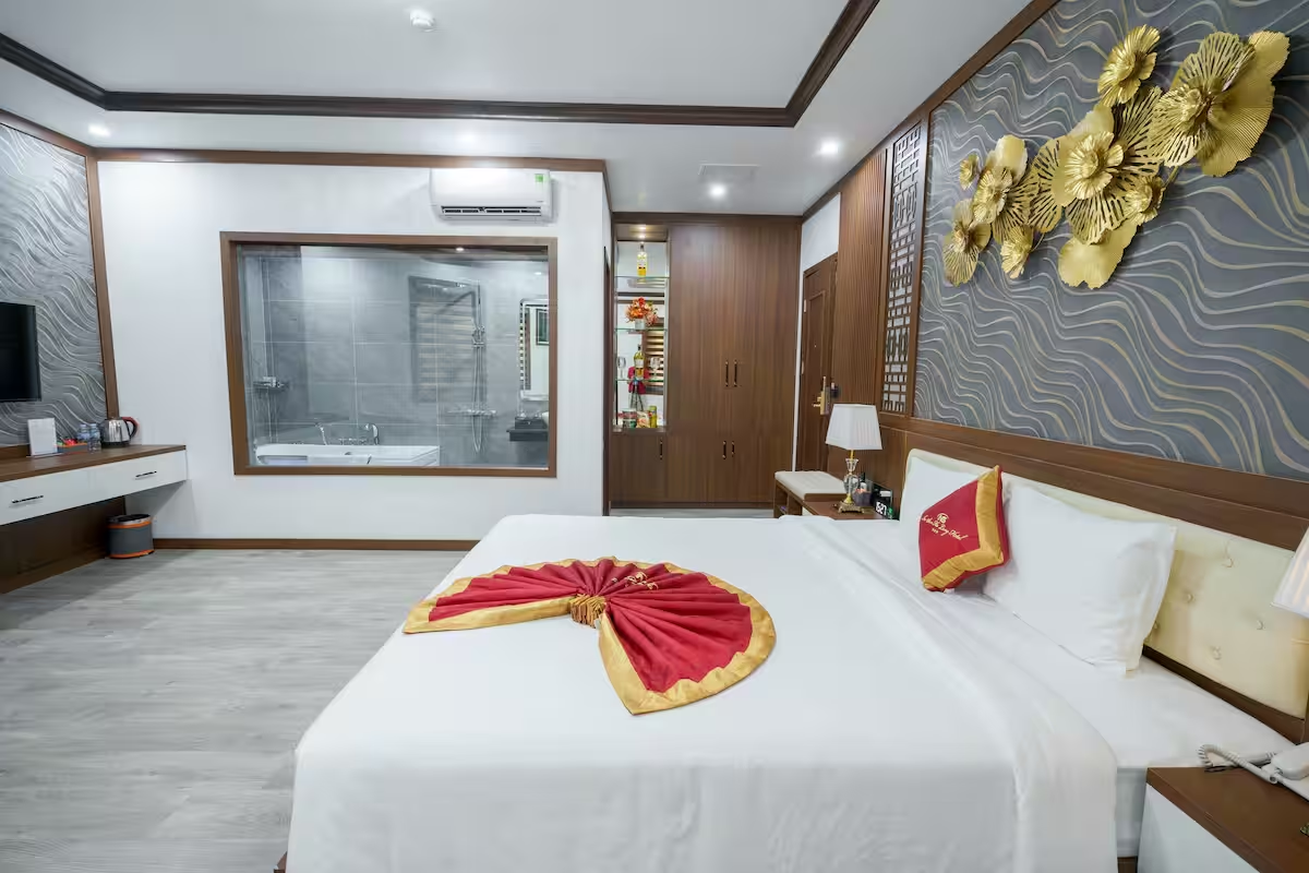 Junior Suite gây ấn tượng mạnh với diện tích rộng rãi và khu vực tiếp khách, nghỉ ngơi được tối ưu thông thoáng.