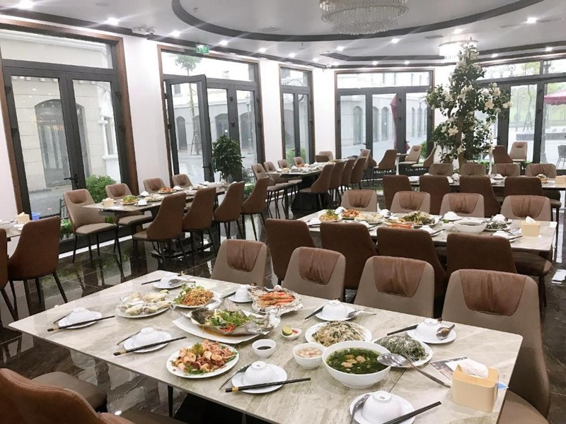 Nhà hàng mang đến thực đơn phong phú từ các món điểm tâm sáng nạp năng lượng cho đến các bữa trưa, bữa tối thịnh soạn.
