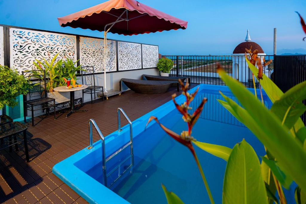 Hồ bơi ngoài trời là tọa độ thư giãn và "check-in" được rất nhiều du khách yêu thích. 