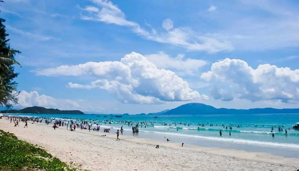 Biển Trà Cổ xanh mát gần Cửa khẩu Móng Cái