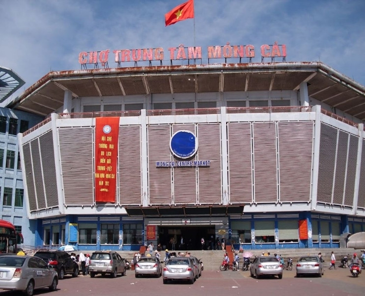 Chợ Móng Cái là tụ điểm mua bán nhiều mặt hàng khác nhau