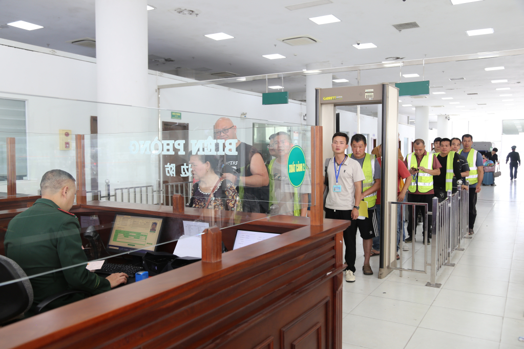 Người dân xếp hàng làm thủ tục đi sang Đông Hưng