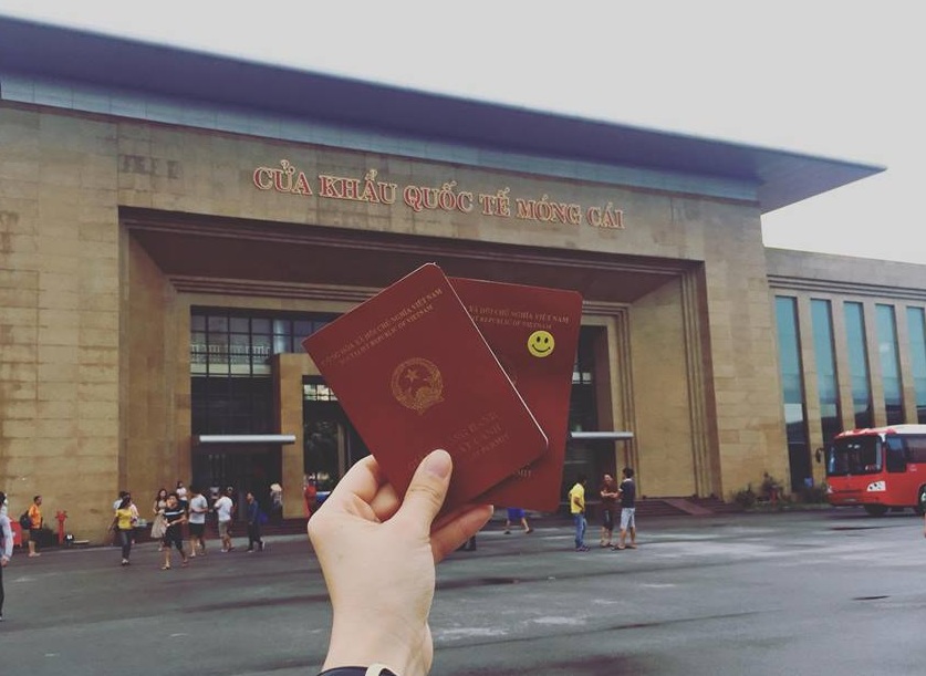Sổ thông hành đi qua cửa khẩu