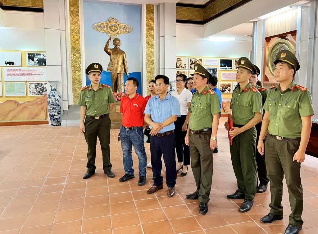 Khu lưu niệm Bác Hồ trên Đảo Ngọc Vừng