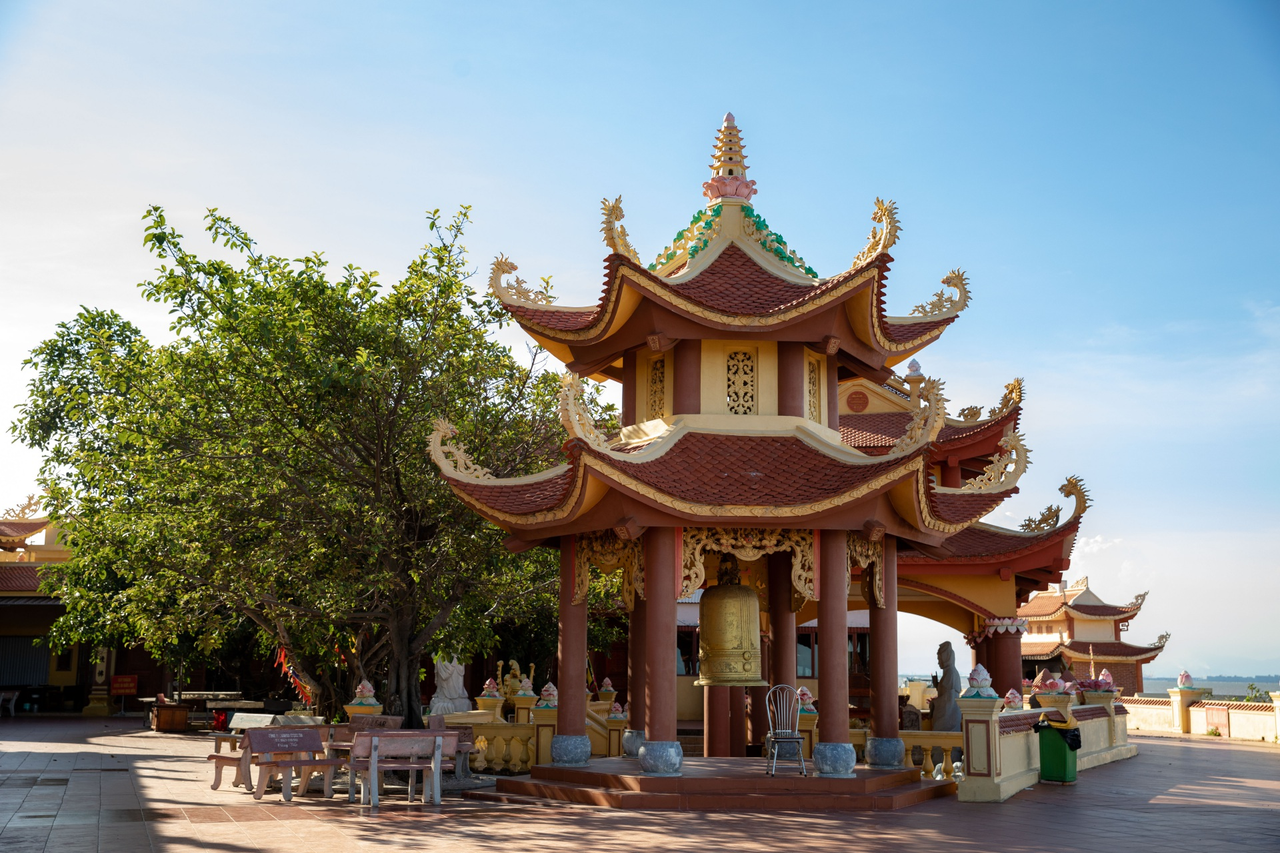 Đền Bà Đế - điểm đến tâm linh được nhiều khách ghé thăm
