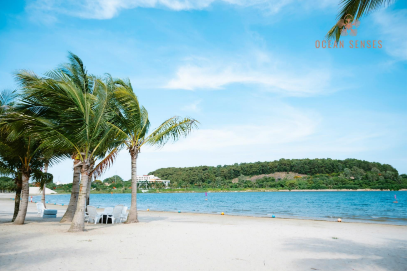 Bãi Biển Vựng Hương nằm gần khách sạn