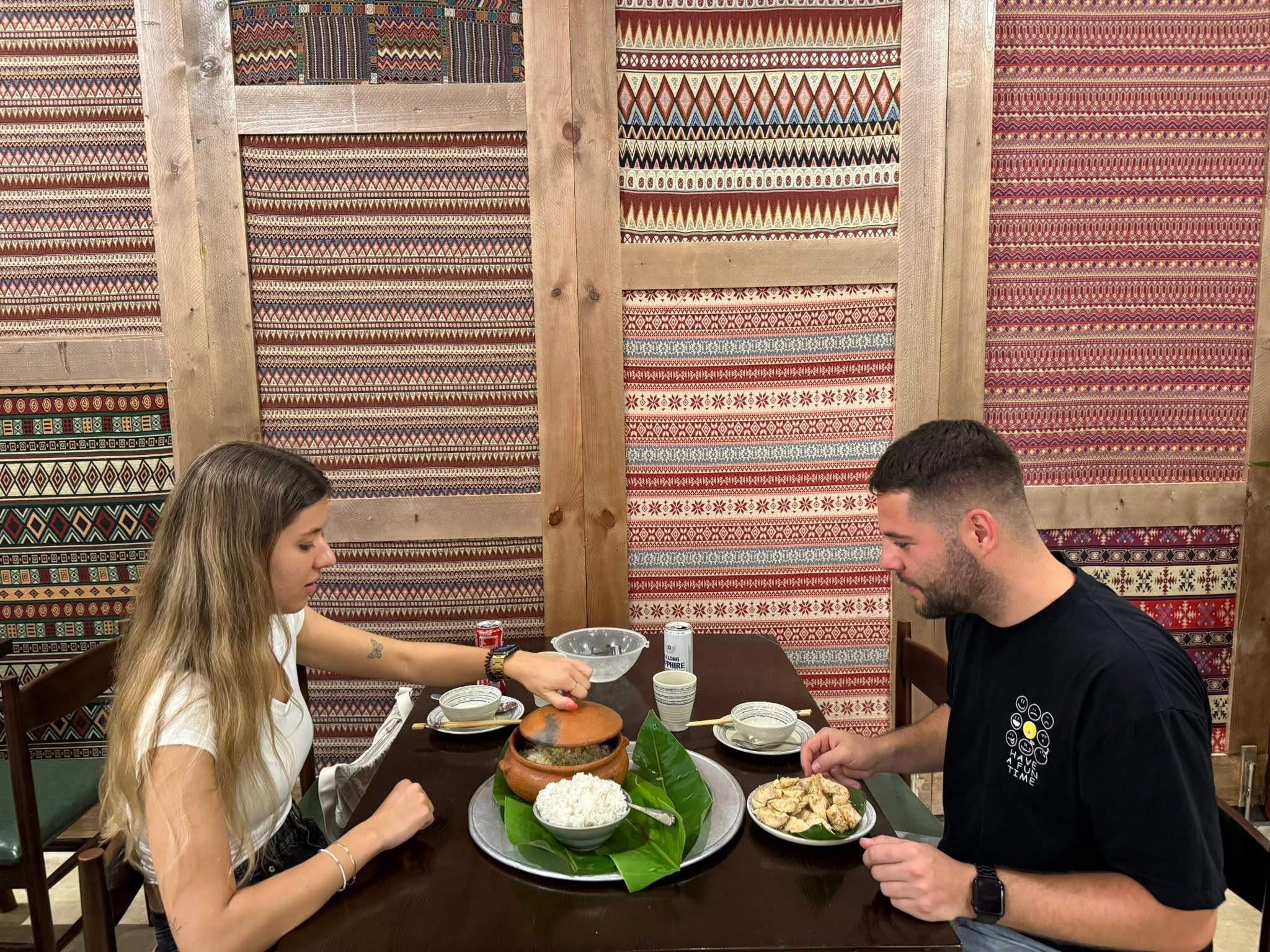 Khách quốc tế dùng bữa tại nhà hàng Khói
