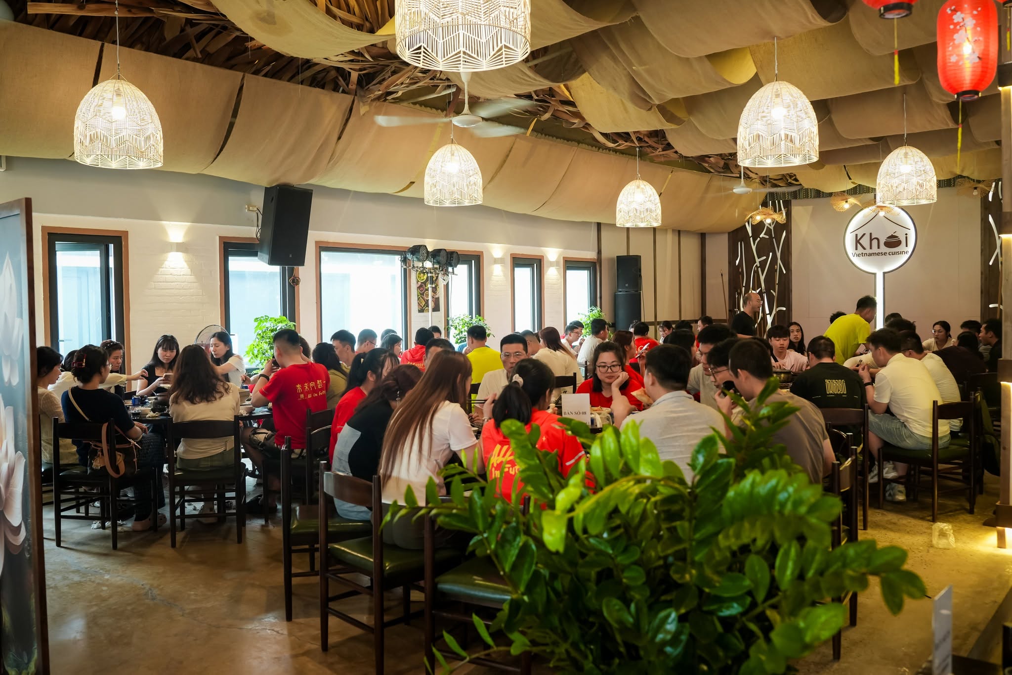 Đoàn công ty đến dùng bữa tại nhà hàng Khói