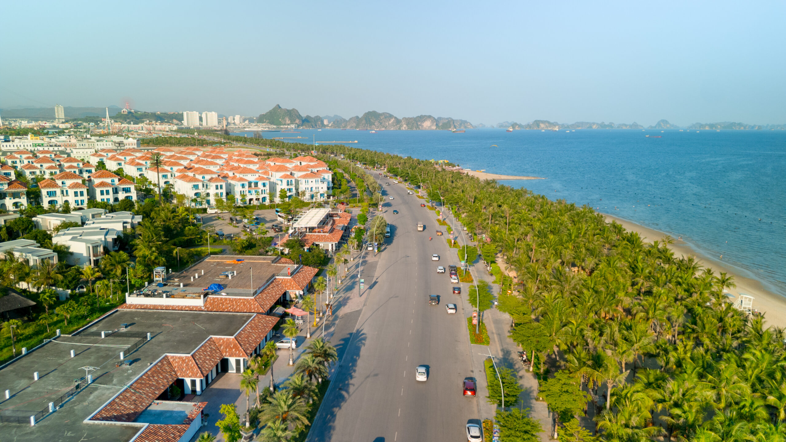 Nhà hàng nằm đối diện mặt biển Bãi Cháy