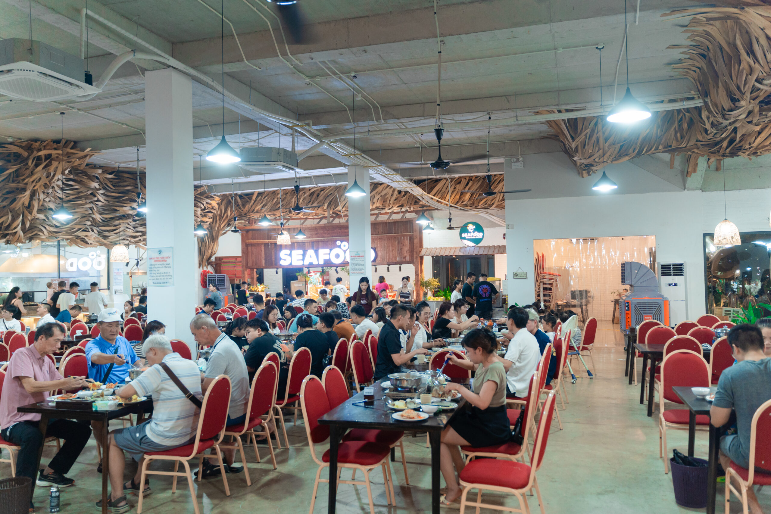 Không gian trong nhà tầng 1 rộng rãi và thoáng mát