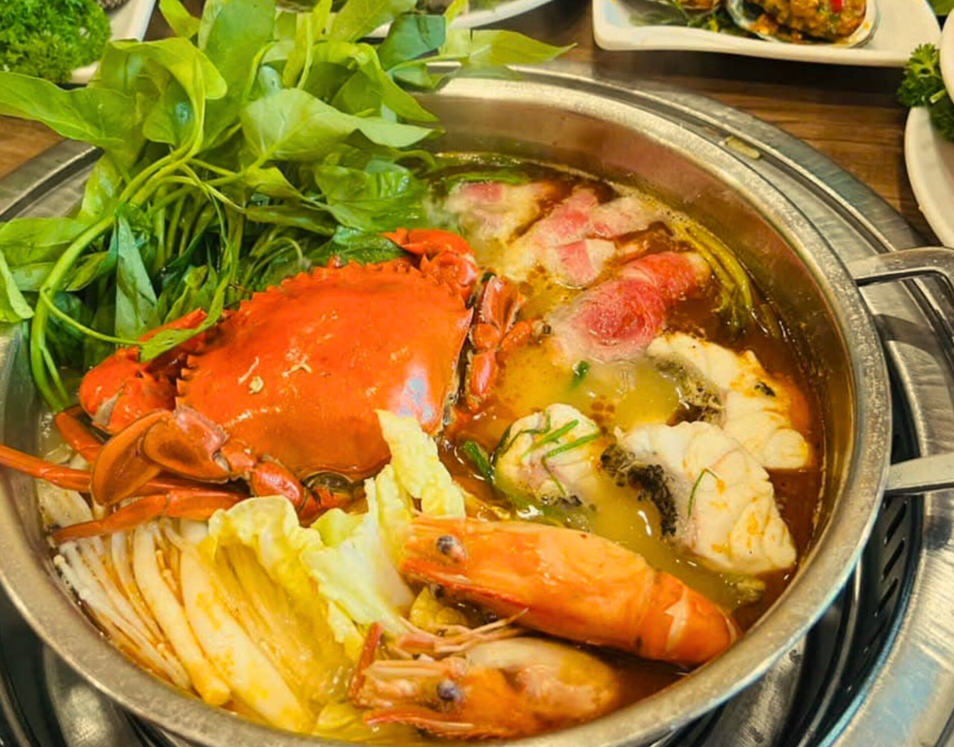 Thưởng thức lẩu tự câu với hải sản tươi sống do khách hàng tự chọn