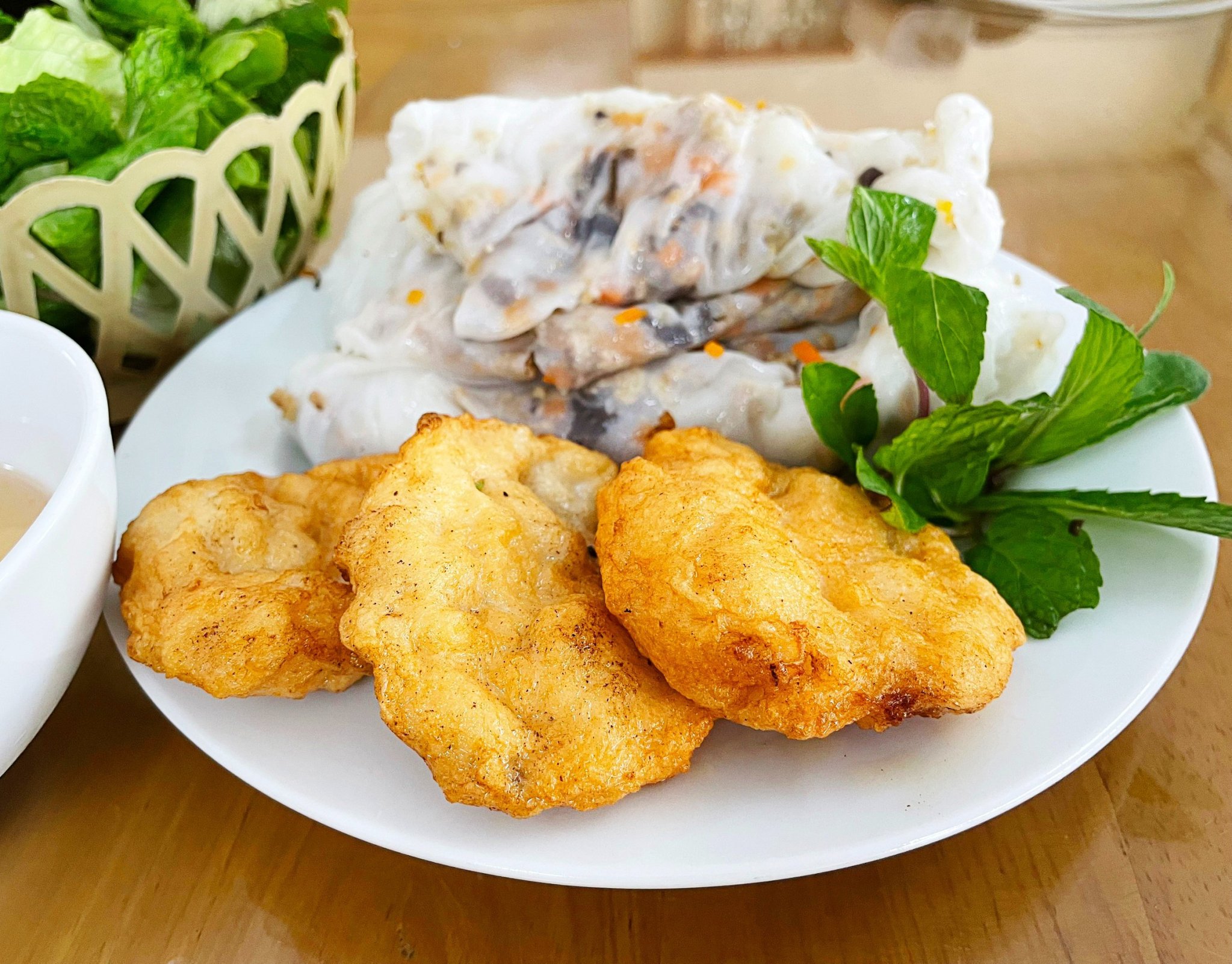 Bánh cuốn chả mực - đặc sản Hạ Long được yêu thích