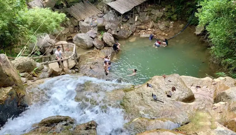 Thác Lựng Xanh là điểm trốn nóng yêu thích của nhiều du khách
