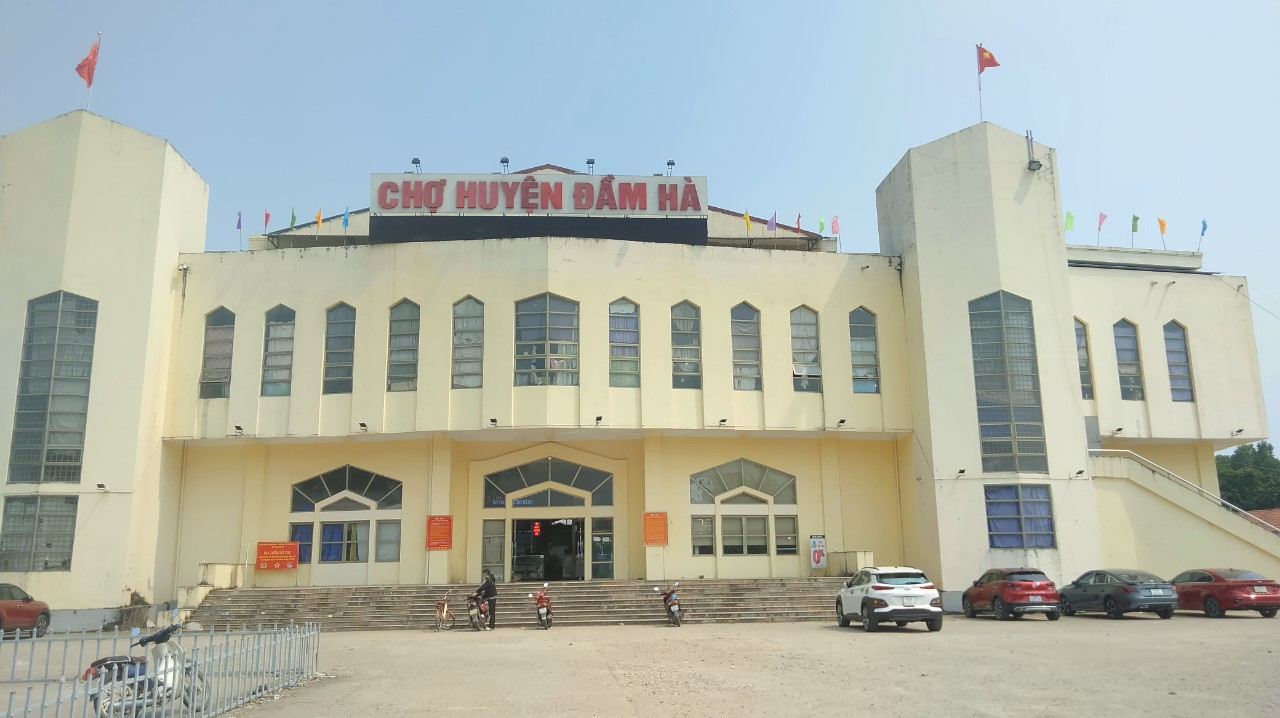 Chợ Đầm Hà là giao điểm thương mại quan trọng ở huyện