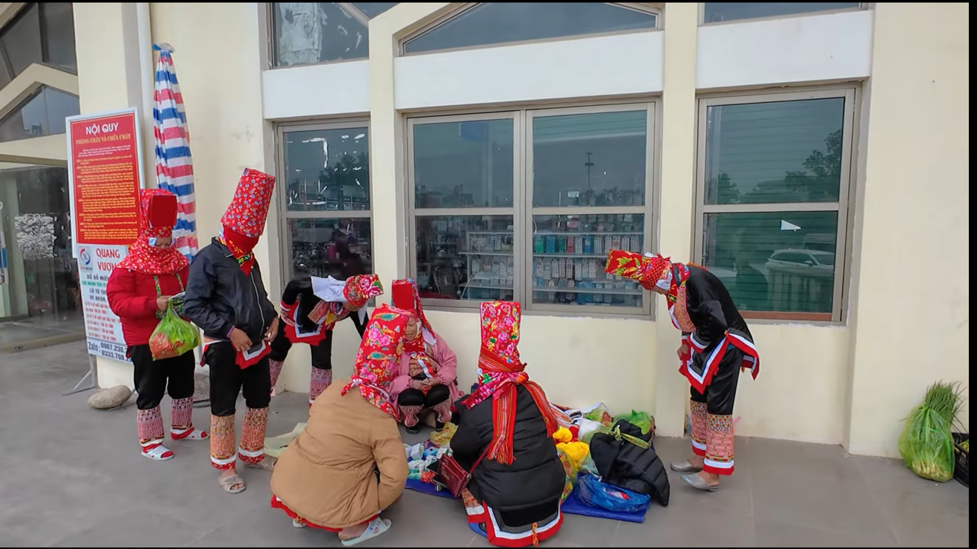 Không khí nhộn nhịp kể cả ở bên ngoài khu chợ