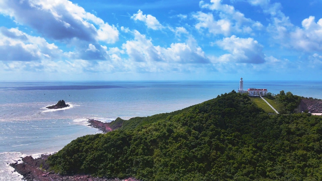 Hòn đảo còn hoang sơ nên có ý thức chủ động bảo vệ cảnh quan môi trường