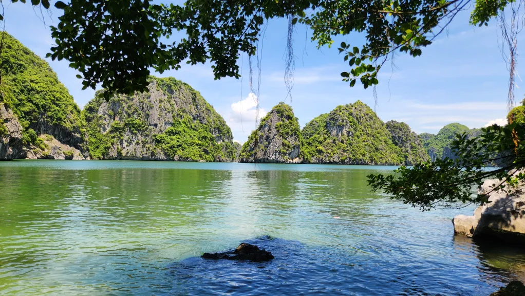 Hồ nước mặn phẳng lặng như gương nằm ẩn sâu trong lòng núi đá vôi