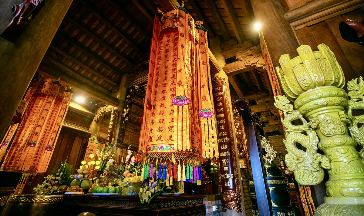 Kiến trúc gỗ bên trong mang theo hình bóng phong cách thời Trần 