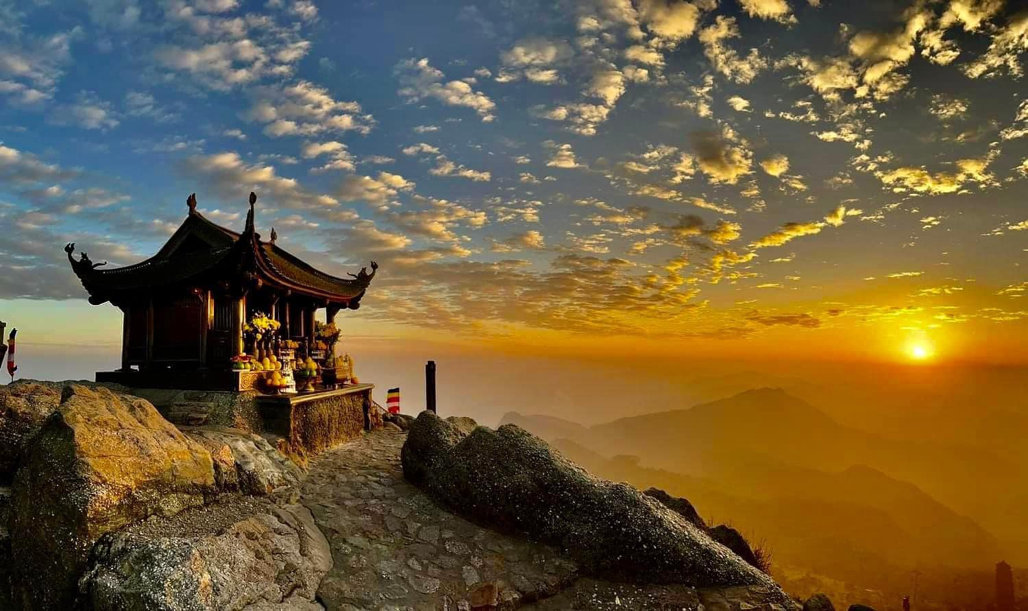 Chùa Đồng Yên Tử uy nghiêm giữa biển mây trắng bồng bềnh trên đỉnh núi