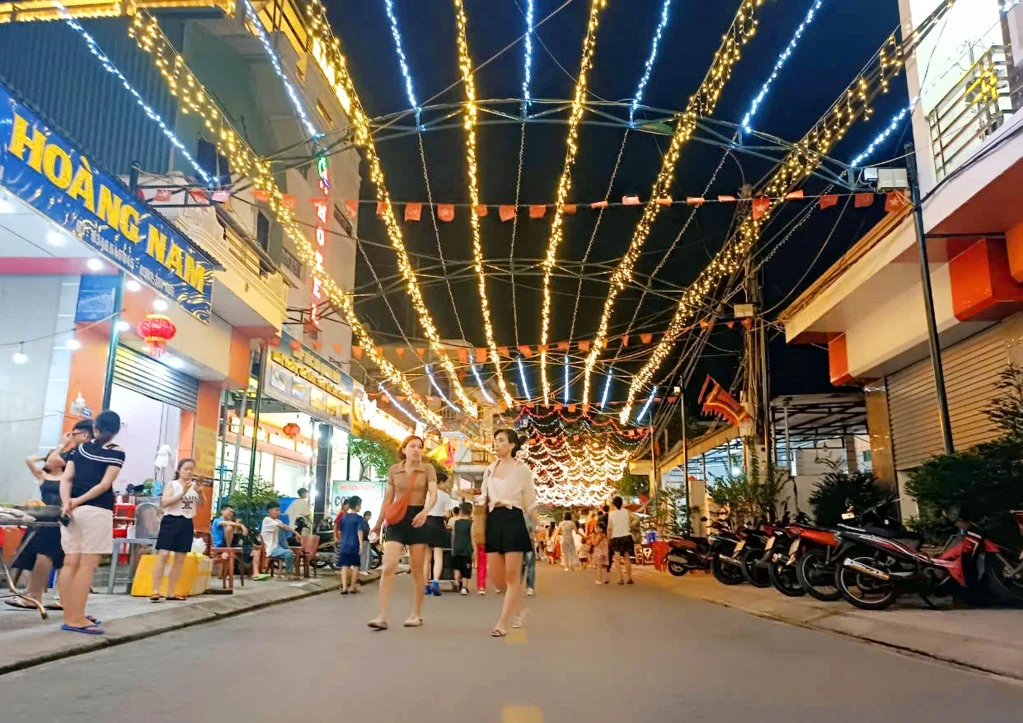 Phố đi bộ Quan Lạn rộn ràng cùng trang trí đèn sáng