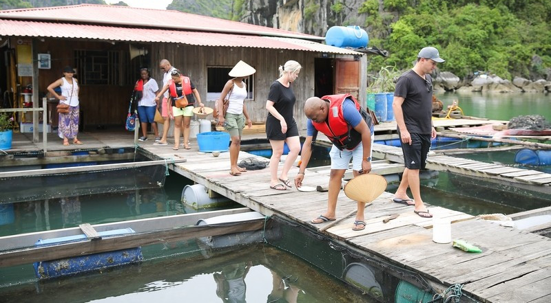 Trang phục và vật dụng gọn gàng do đặc thù vị trí của làng
