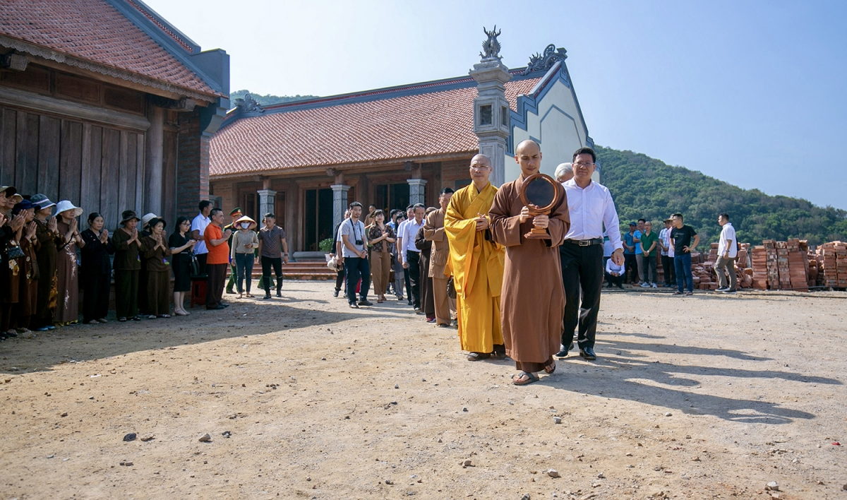 Chuẩn bị đầy đủ đồ dùng cần thiết cùng trang phục lịch sự trước khi vô chùa Trúc Lâm