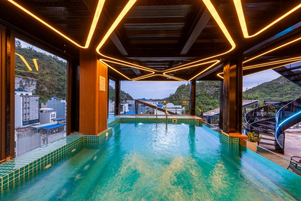 Hồ bơi trên sân thượng của khachs sạn