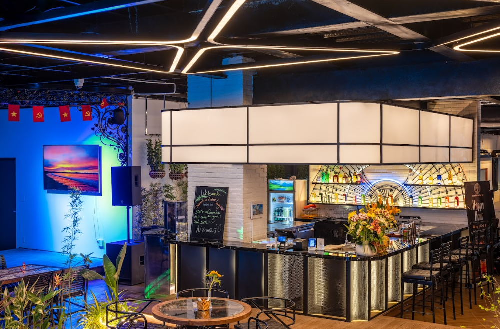 Khu vực quầy bar bên trong khách sạn