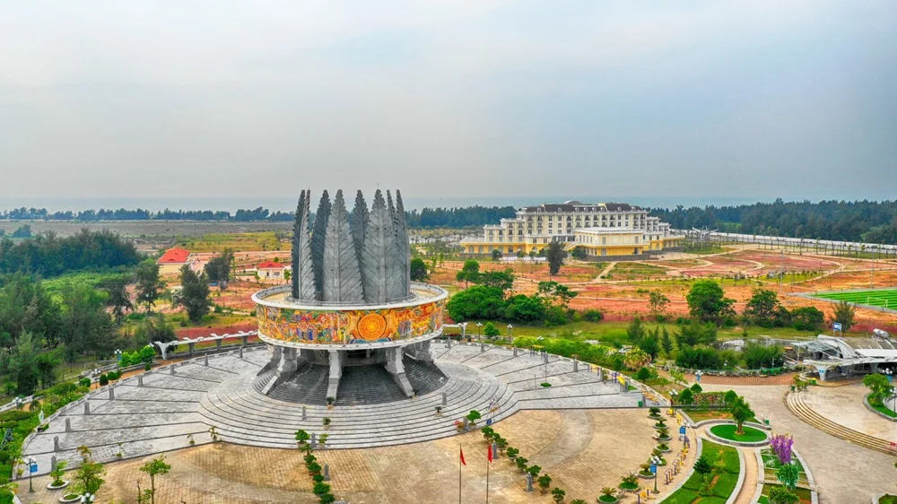 Cảnh sắc giao hòa giữa đại dương và rừng cây tạo nên cảnh tượng tráng lệ