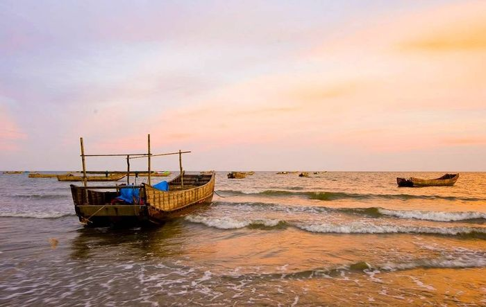 Khám phá vẻ đẹp biển Trà Cổ gần đó