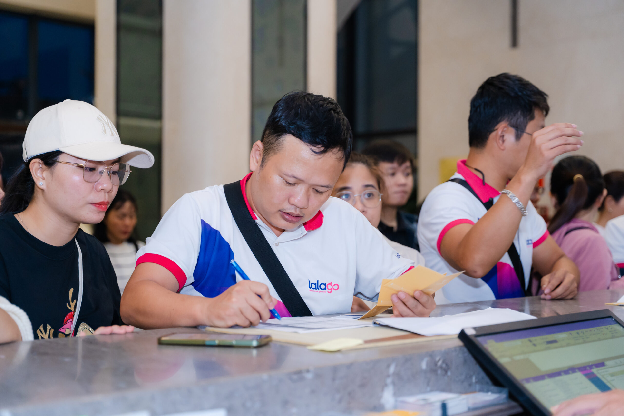 Nhân viên điều hành đoàn của Lalago hỗ trợ khách hàng
