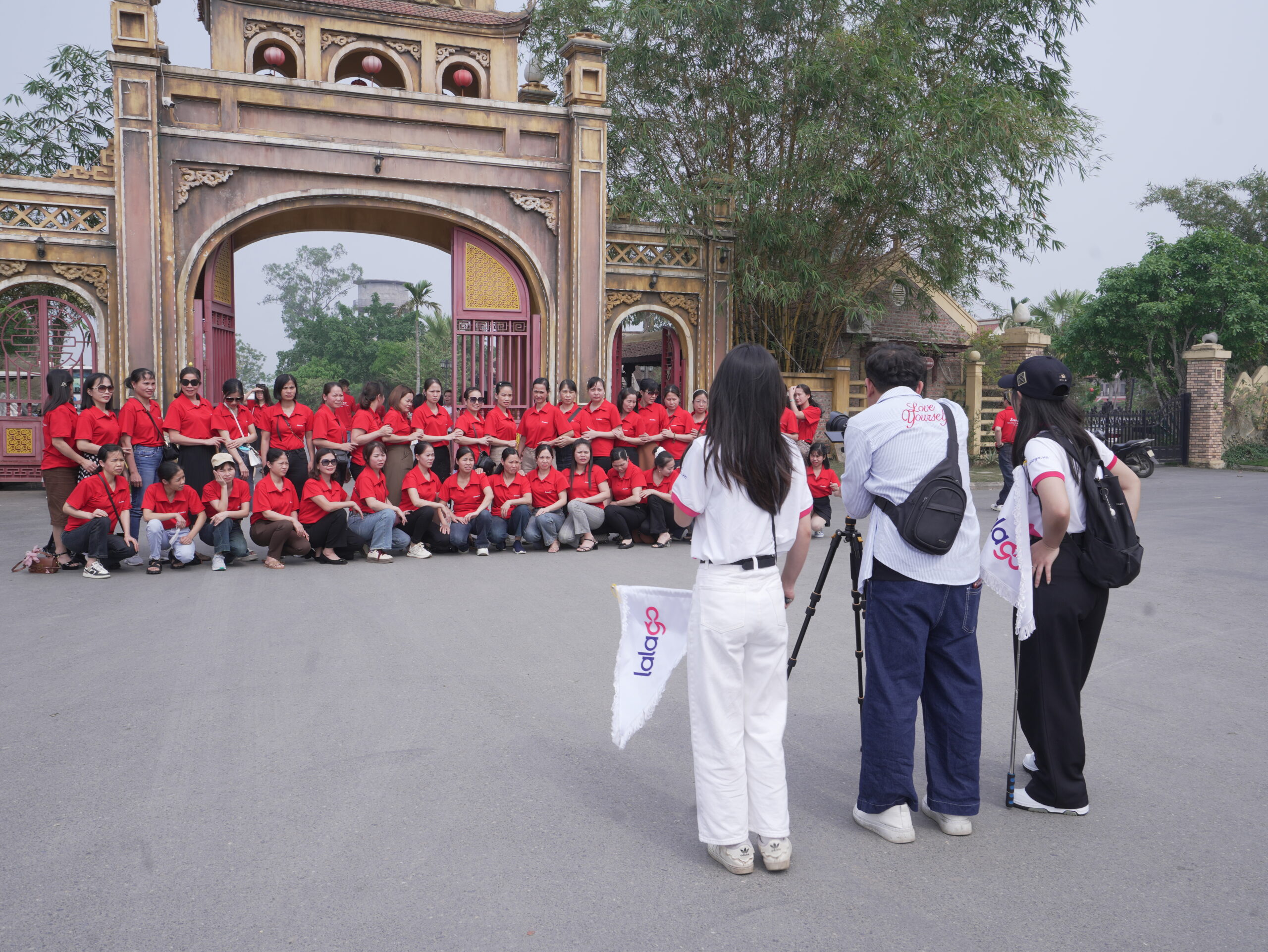 Hướng dẫn viên đồng hành và hỗ trợ khách hàng trên mọi hành trình