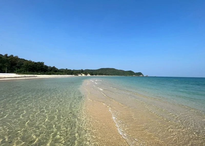 Bãi tắm Hải Quân vẫn giữ nguyên nét đẹp hoang sơ, mộc mạc và chưa chịu nhiều tác động từ dịch vụ