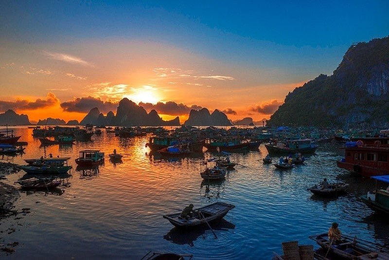 Không gian bao la của biển trời diễn ra cuộc biến chuyển sắc màu đầy kỳ diệu của tự nhiên