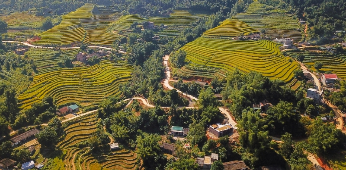 Góc nhìn bao quát ôm trọn các bản làng cùng ruộng bậc thang