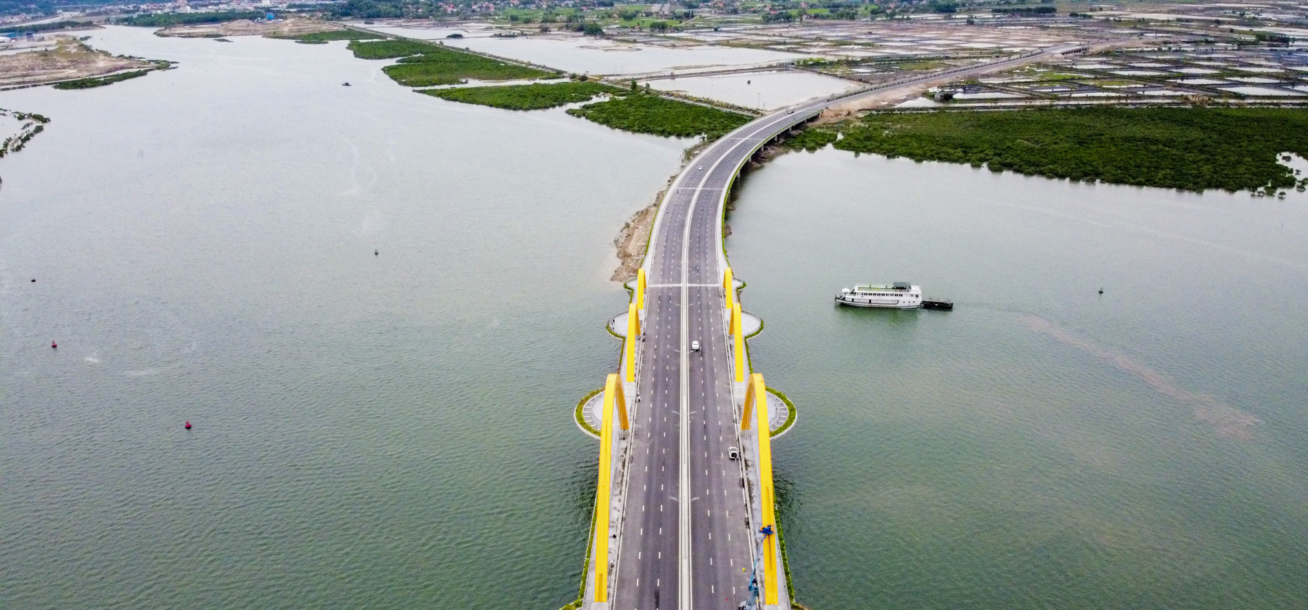 Cây cầu trải dài tạo nên góc nhìn toàn cảnh có thể chiêm ngưỡng được vịnh Hạ Long