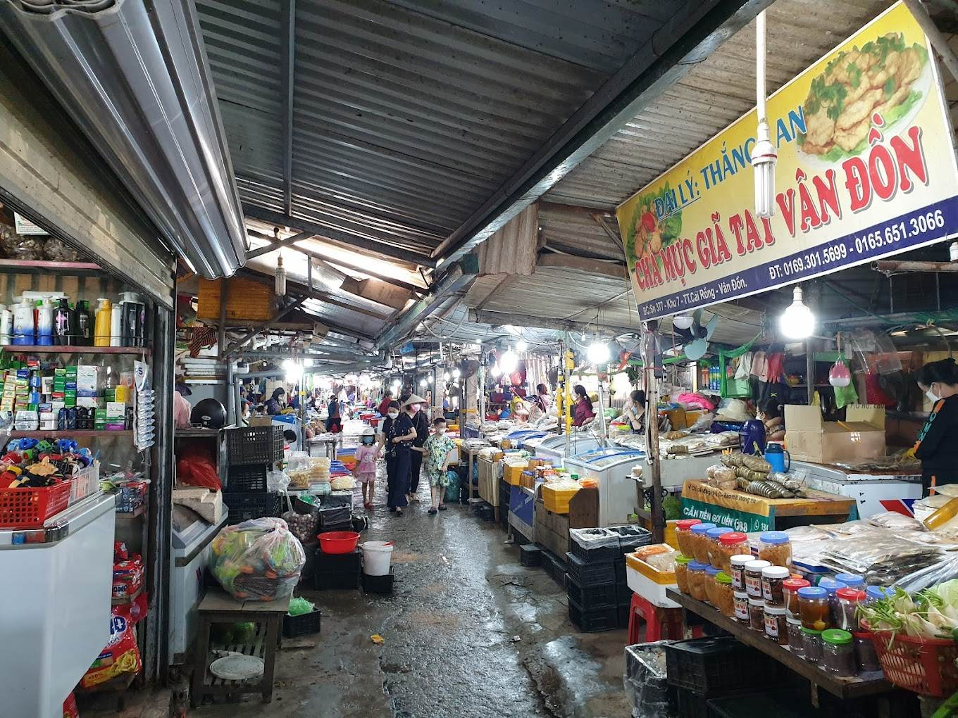 Không gian chợ sở hữu vẻ bình dị thường thấy của một khu chợ Việt Nam