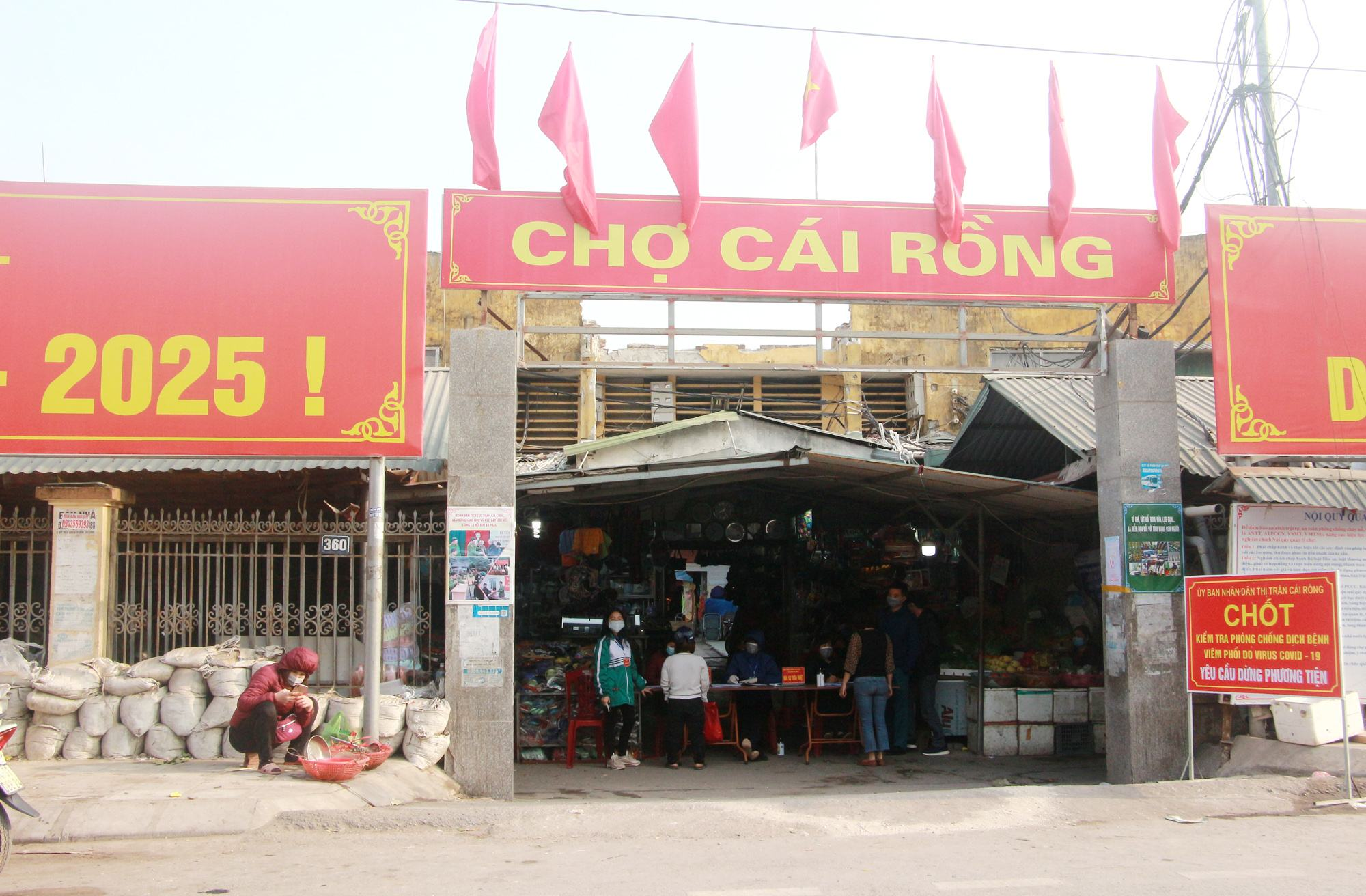 Cổng vào chợ Cái Rồng mang cái tên gắn liền với thị trấn nơi đây